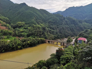 已退洪水的发电站 已退洪水的发电站