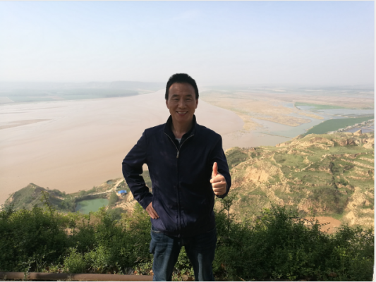 1xbet官网技术总工黄河边留影 1xbet官网技术总工黄河边留影