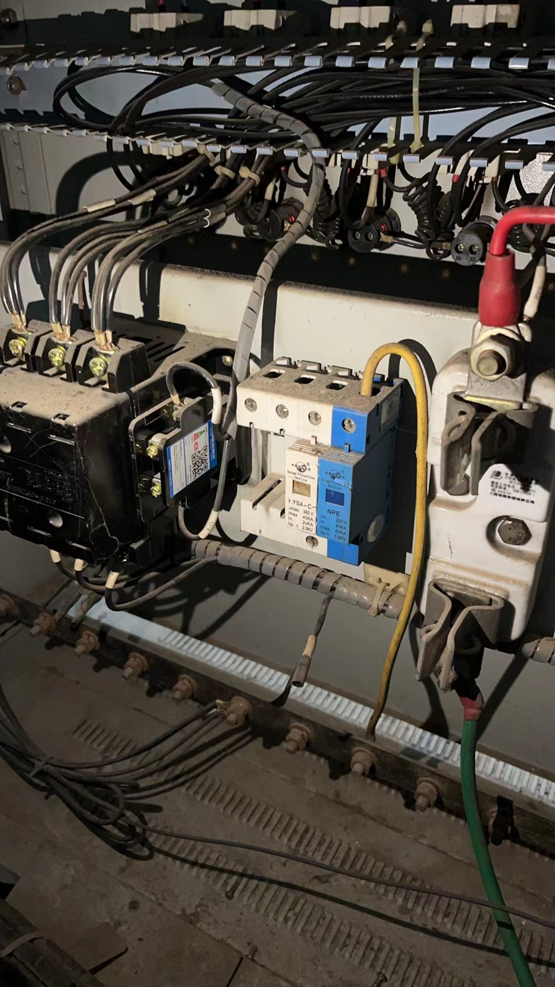 直流屏里 打坏的防雷器 直流屏里 打坏的防雷器