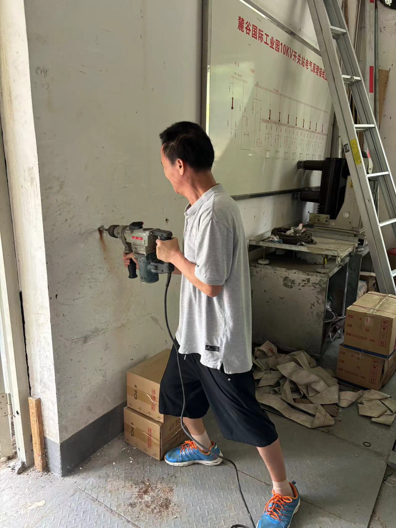 壁挂式直流电源打孔安装中 壁挂式直流电源打孔安装中