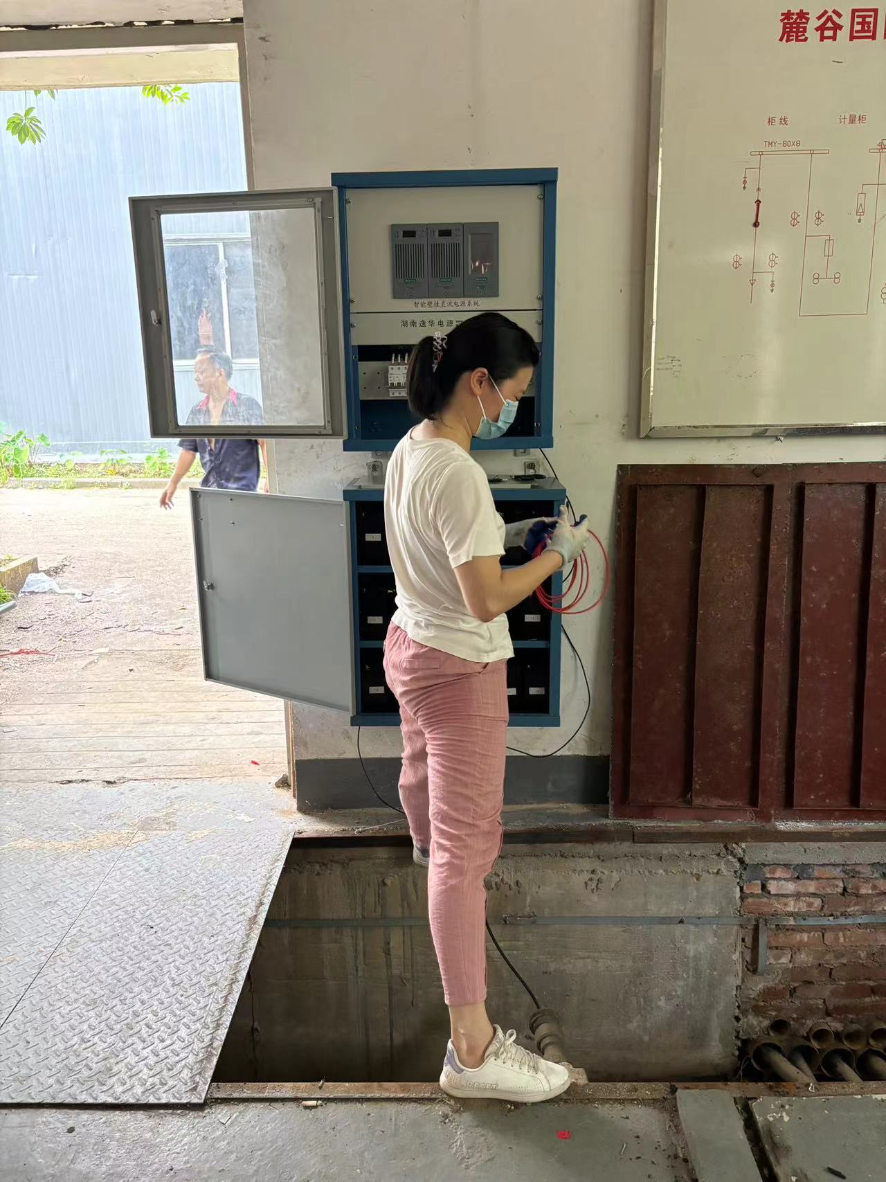 壁挂式直流电源柜接线中 壁挂式直流电源柜接线中